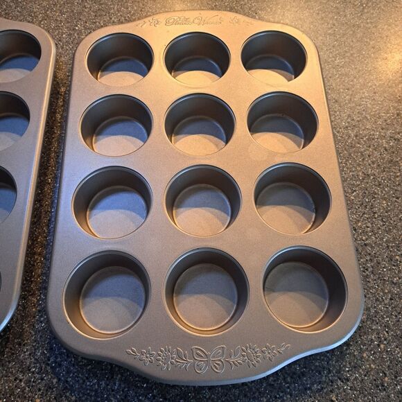 The Pioneer Woman 12-Cup Nonstick Aluminized Steel Muffin Pan Champagne - Picture 12 of 16